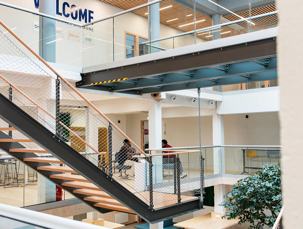 Étudiants profitant d’une pause dans le hall du campus rénové de Rennes de l’école de commerce ECE