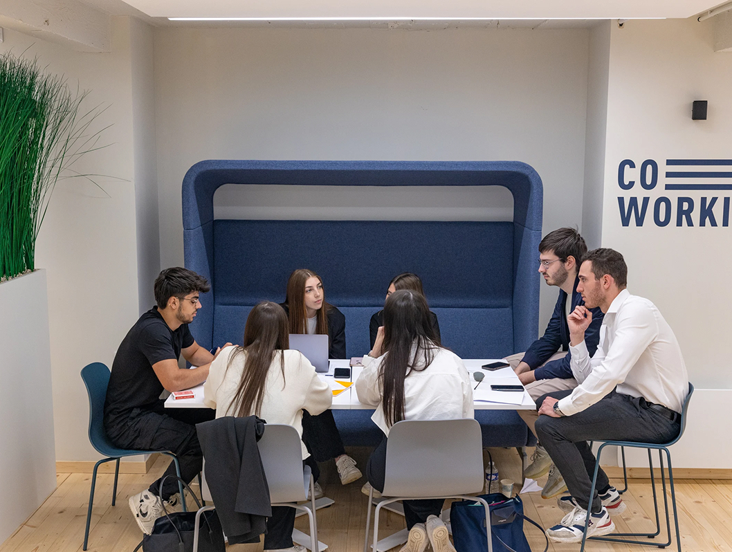 Groupe d’étudiants travaillant ensemble dans une salle de co-working du campus de Rennes de l’école de commerce ECE