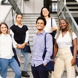 Étudiants devant un escalier