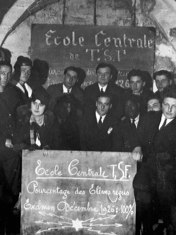 Archive of the École Centrale de T.S.F. showing students gathered in the basement of rue de la Verrerie, which had become too cramped, celebrating a 100% success rate in the P.T.T. exam in December 1926. Source: personal collection of Mr. Pierre Mouchel.