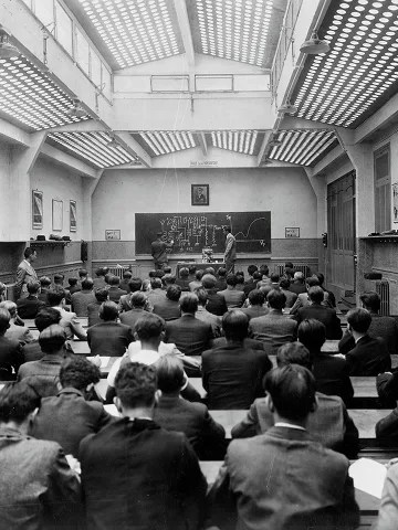 Archive of the École Centrale de T.S.F. dating from 1937, showing a class in the Lucien Bossoutrot room of the annex opened at 47 rue de l’Échiquier in Paris. Facing the students, two teachers present a radio diagram on the board. Source: Pierre Mouchel collection.