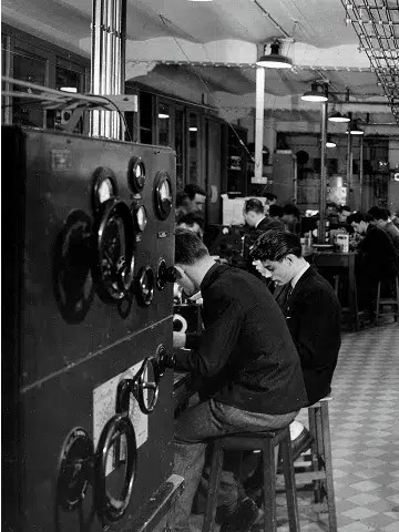 Archive of the electronics laboratory of the Grenelle annex dating from the early 1950s, showing students surrounded by modern equipment. In the foreground on the left is a shortwave telegraph transmitter, now a museum piece. Source: Hervé Rostagnat collection.