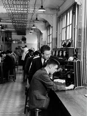 Archive of the electronics laboratory of the Grenelle annex dating from the early 1950s, showing practical work conducted on modern equipment. Michel Rostagnat appears in the foreground on the right, sharing his teaching between theory and practice. Source: Hervé Rostagnat collection.