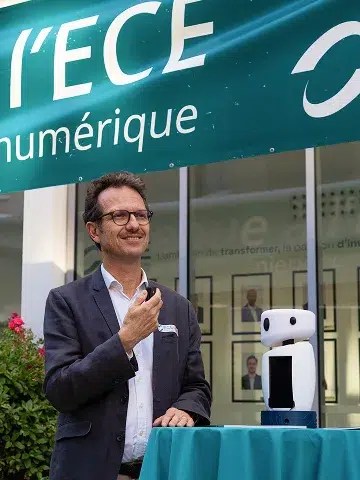 François Stéphane presents Milo, the first robot student enhanced by AI thanks to the LLMs designed at ECE.