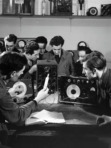 Archive of ECE from 1947, showing Georges Pachot on the left during a practical course in his laboratory, surrounded by students handling radioelectrical measuring devices. Source: André Rovarch collection, class of 1944.