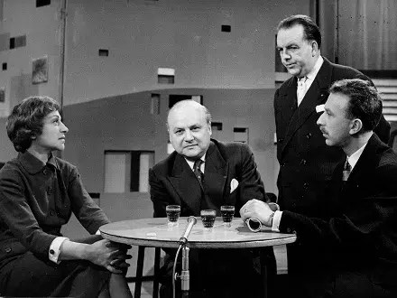 Archive du 14 décembre 1956 sur le plateau de Télé-Paris, où Eugène Poirot, de face, et Michel Rostagnat, assis à sa droite, présentent la Nuit de l’E.C.T.S.F.E. Photo : Odette Beaumont. Source : collection de M. Michel Rostagnat.