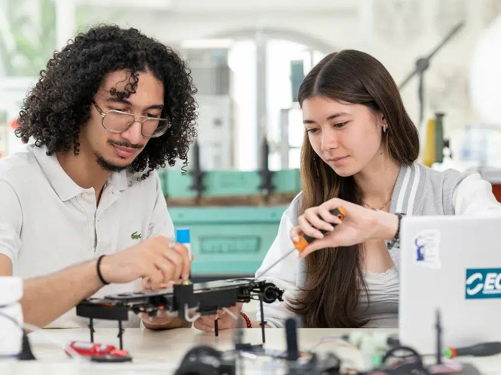 Deux étudiants ECE assemblent un drone lors d’un projet pratique au Fablab.
