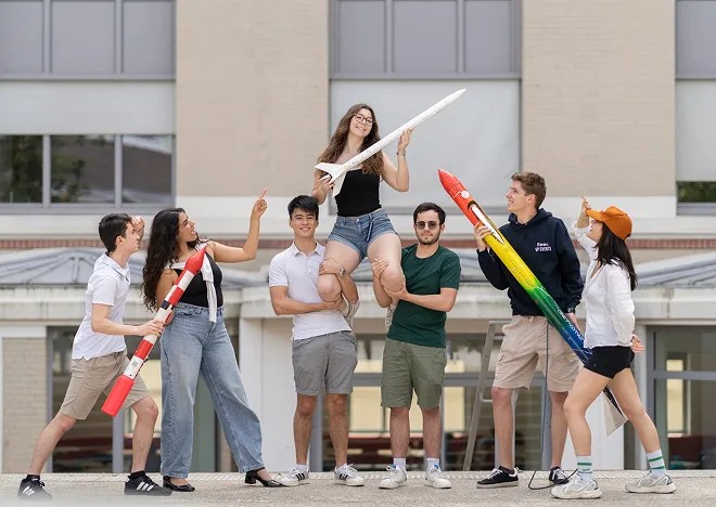 Des étudiants d’une association sur le campus ece école d'ingénieurs à Bordeaux