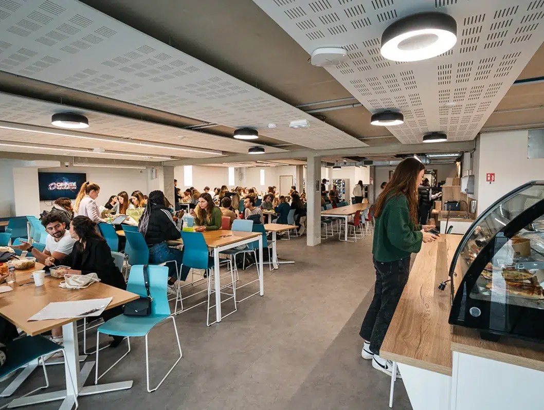 Une scène animée dans la cafeteria du campus de l'école d'ingénieurs ECE à Bordeaux