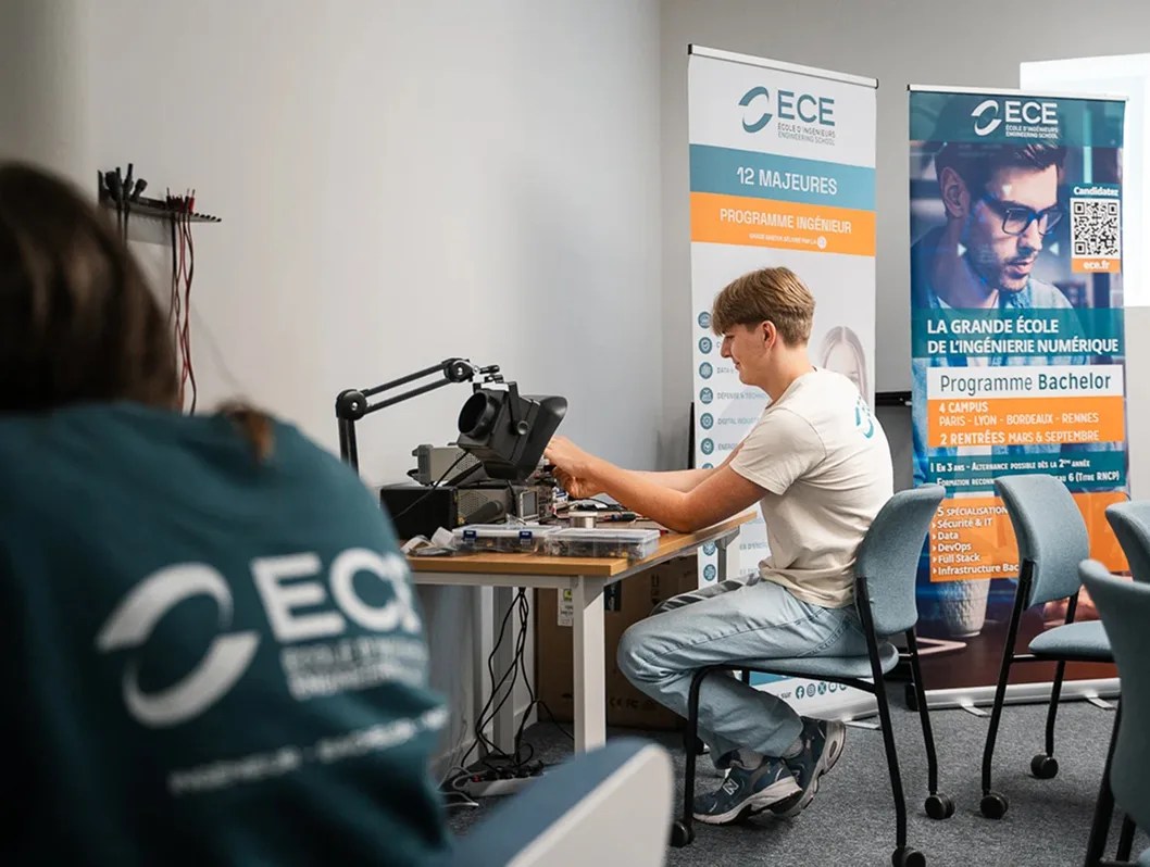 Des étudiants sur le campus de l'école d'ingénieurs ECE à Bordeaux en plein cour d’électronique