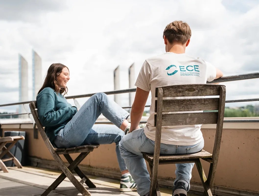 Des étudiants sur la terrasse du campus de l'école d'ingénieurs ECE à Bordeaux
