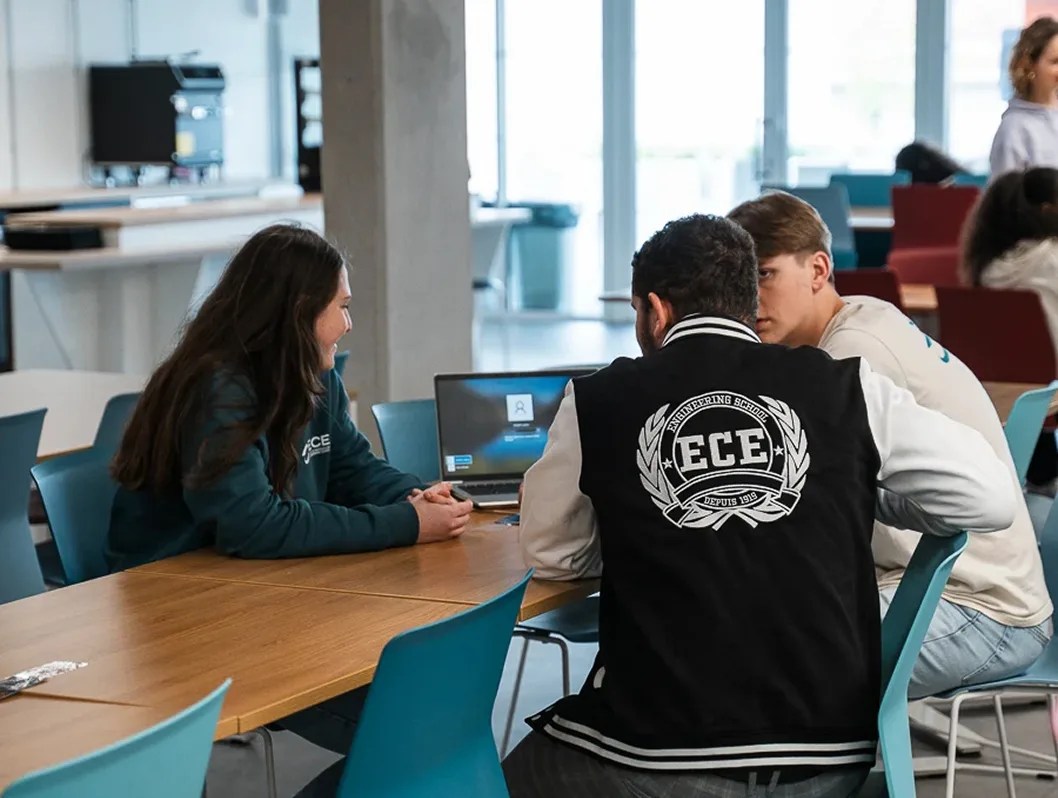 Des étudiants travaillent sur un projet sur le campus de l'école d'ingénieurs ece à Bordeaux