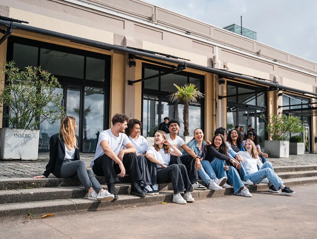 Une promo d'étudiants sur le campus de l'école d'ingénieurs ECE à Bordeaux