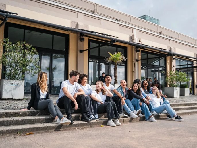 Une promo d'étudiants sur le campus de l'école d'ingénieurs ECE à Bordeaux