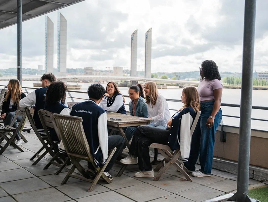 Vue d'une terrasse sur le campus de l'école d'ingénieurs ece à Bordeaux