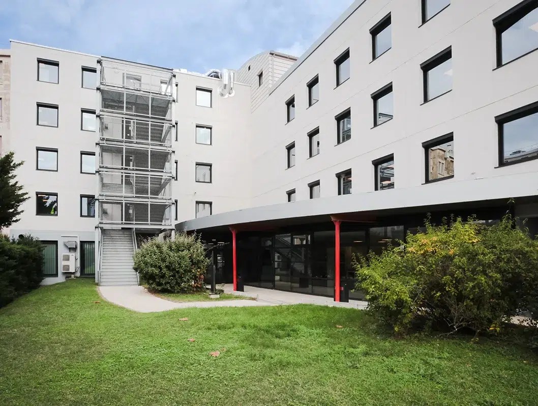 Vue de la cour extérieure du campus de l'école d'ingénieurs ECE à Lyon