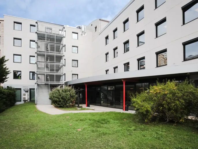 Vue de la cour extérieure du campus de l'école d'ingénieurs ECE à Lyon