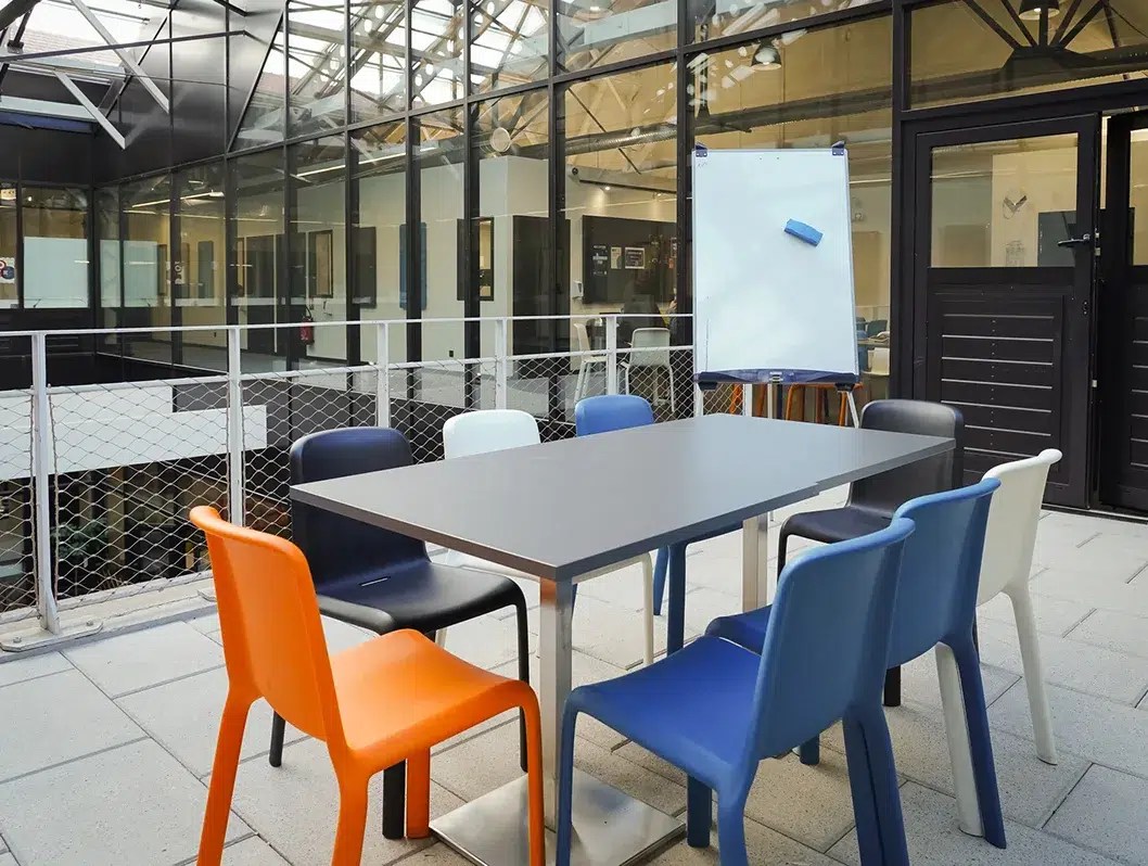 Des étudiants travaillent sur un projet sur le campus ece école d'ingénieurs à Lyon