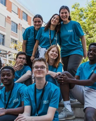 Une promo d'étudiants dans la cour du campus de l'école d'ingénieurs ECE à Lyon