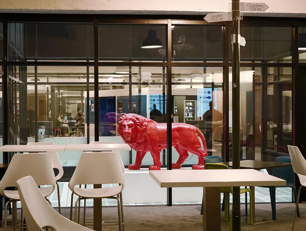 Vue sur le lion rouge au sein du campus de Lyon de l’école d’ingénieurs ECE