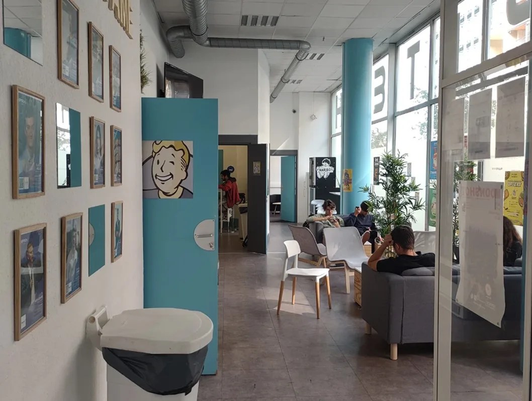 Le couloir avec des canapé dans le campus de l'école d'ingénieurs ECE à Marseille