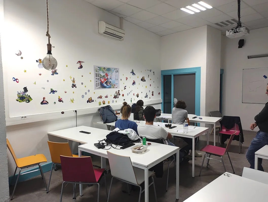 Étudiants en cour dans le campus de l'école d'ingénieurs ECE à Marseille