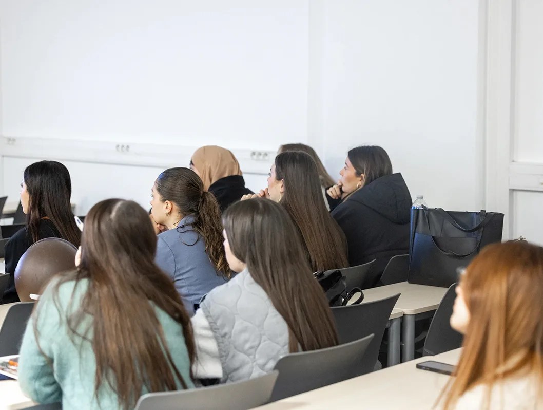 Des étudiantes en cour sur le campus de l'école d'ingénieurs ECE à Marseille