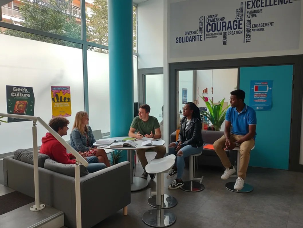 Le hall du campus de l'école d'ingénieurs ECE à Marseille.