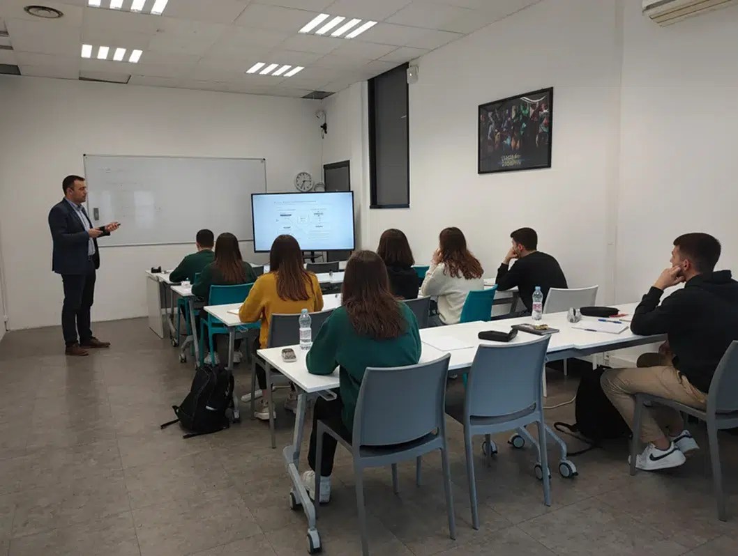 Une salle de cours sur le campus de l'école d'ingénieurs ECE à Marseille