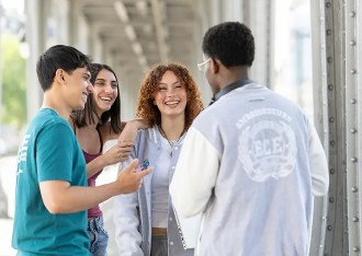 Des étudiants discutent sur le campus de l'école d'ingénieurs ECE à Lyon
