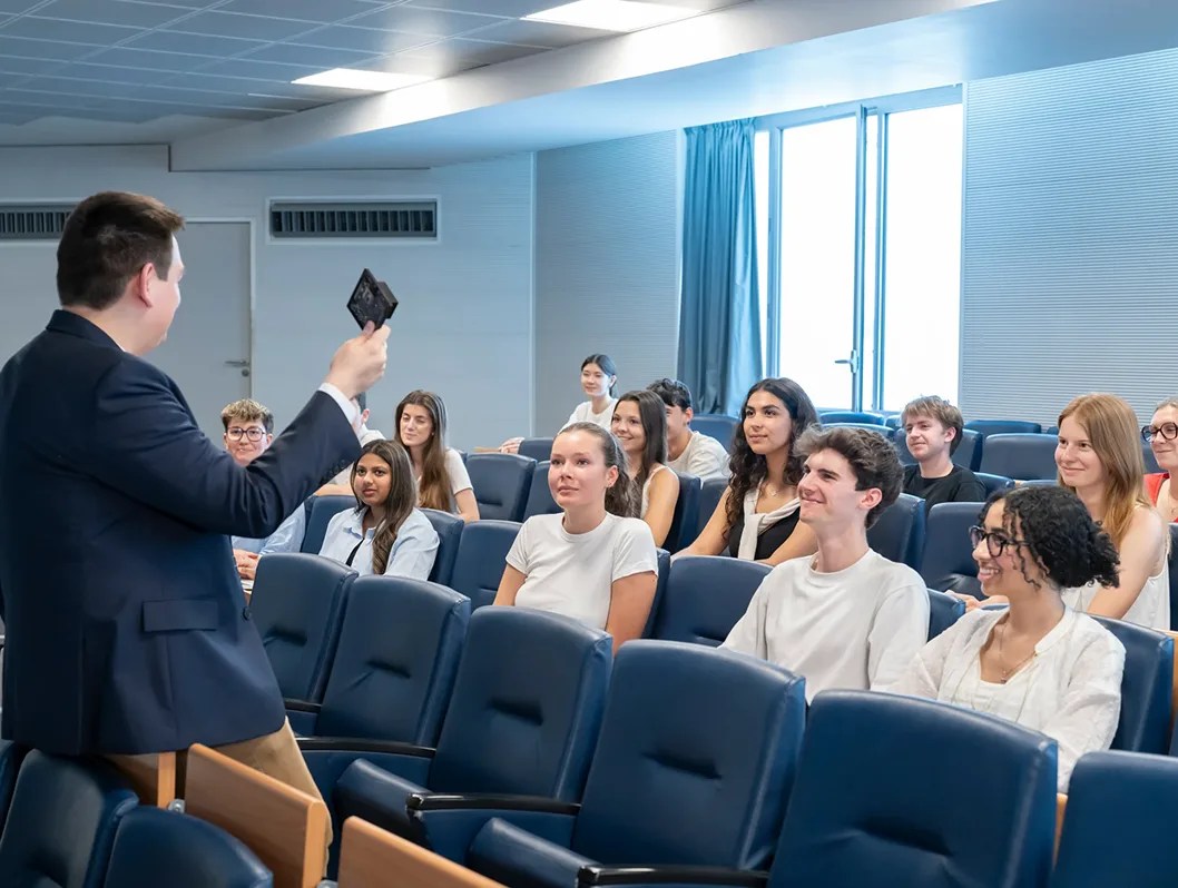 Des étudiants en cour dans l'amphithéâtre du campus de l'école d'ingénieurs ece à Paris