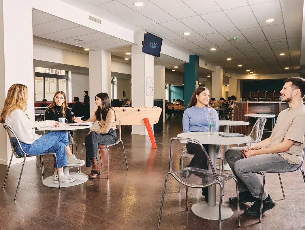 La cafétéria du campus de l'école d'ingénieurs ECE à Paris
