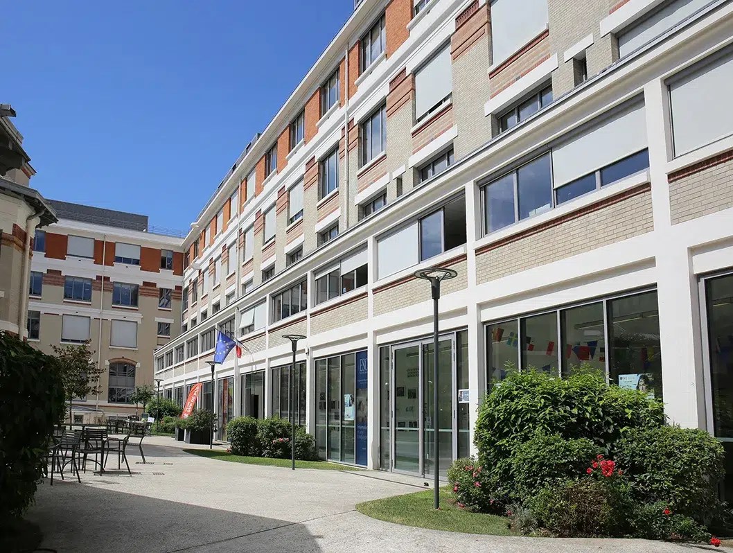 Le campus de l'école d'ingénieurs ece à Paris dispose d’une cour agréable