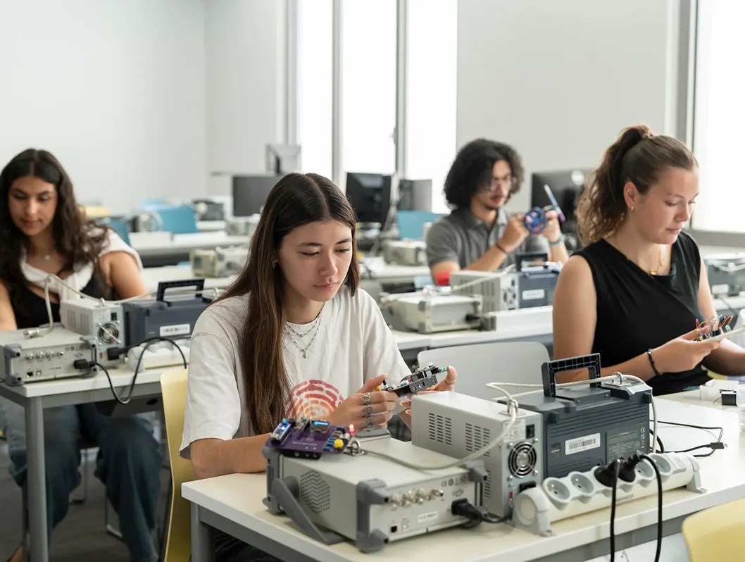 Une salle d'électronique sur le campus de l'école d'ingénieurs ECE à Paris
