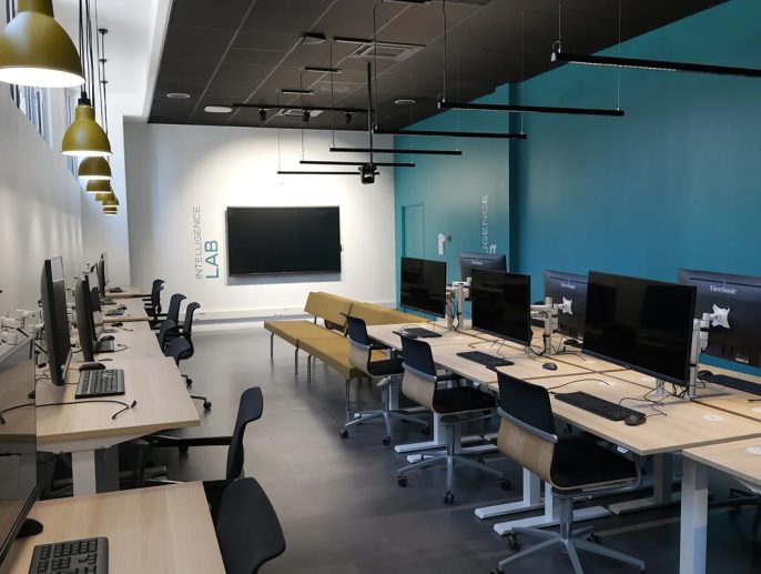 Des étudiants travaillent dans une salle informatique du campus de l’ece, école d'ingénieurs à Paris
