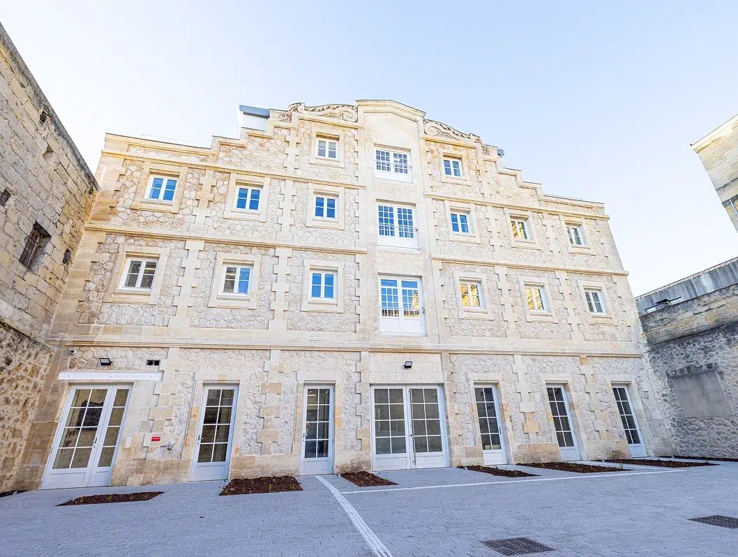 Photo du campus de Bordeaux de l’école d’ingénieur ECE près de la Garonne