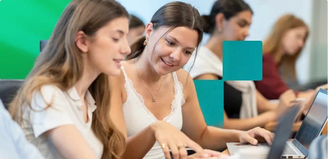Étudiantes du Programme Bachelor de l’école d’ingénieur ECE en cours dans un amphithéâtre