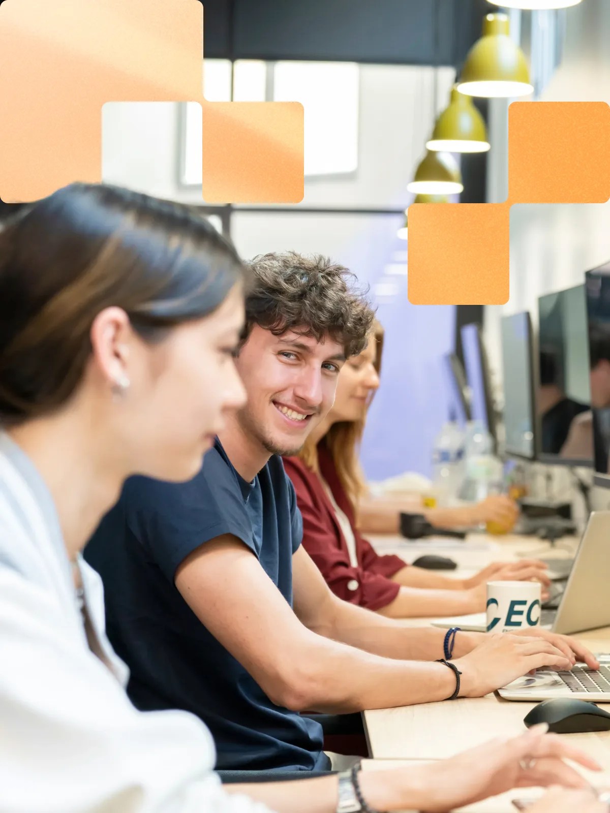 Étudiant du Programme Ingénieur de l’école d’ingénieur ECE en train de travailler sur un ordinateur