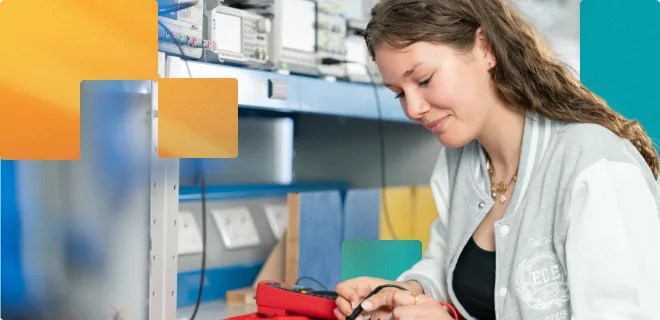 Étudiante du Programme Ingénieur de l’école d’ingénieur ECE en train de manipuler une machine dans le FabLab