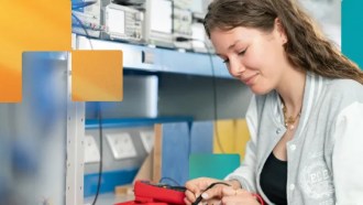 Étudiante du Programme Ingénieur de l’école d’ingénieur ECE en train de manipuler une machine dans le FabLab