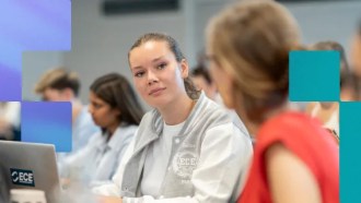 Étudiants du Programme Mastère l’école d’ingénieur ECE en travail en cours dans un amphithéâtre
