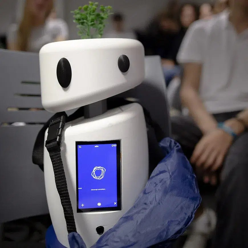 Milo, premier robot étudiant de l’ECE, présenté lors d’un événement sur le campus entouré d’étudiants.
