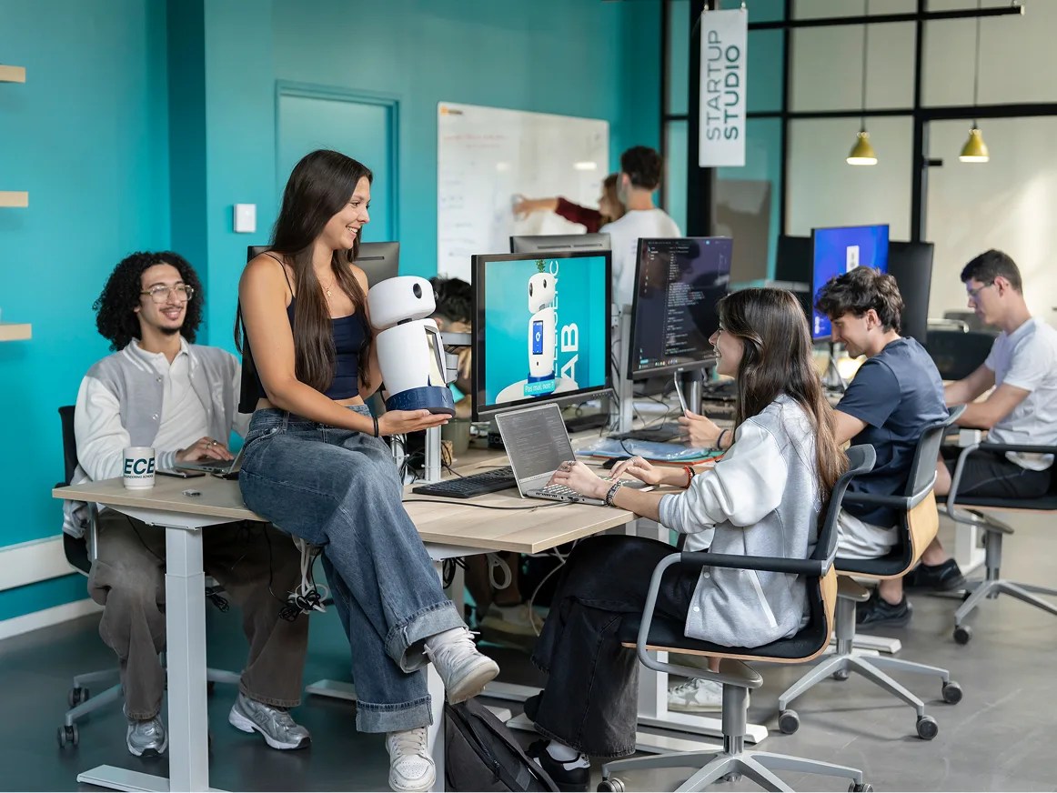 Étudiants de l'ECE manipulant Milo, premier robot intelligent au sein de l’intelligence lab.