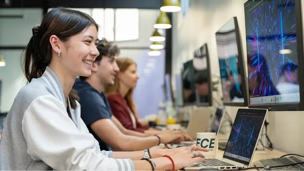 Des étudiants de l'ECE travaillent sur des ordinateurs dans l'Intelligence Lab pour le projet Milo.